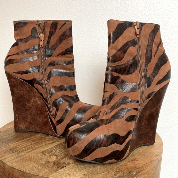 BAKERS Tiger stripe wedge ankle booties. Hidden platform. Size 9. - Picture 2 of 9